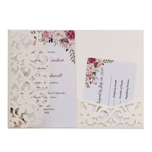 Dettaglio dell'invito di nozze tagliato al laser con cover glitterata e design floreale