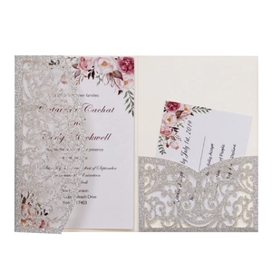 Détail de l'invitation de mariage découpée au laser avec paillettes argentées et fleurs