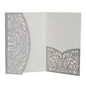 Détail d'invitation de mariage argentée pailletée avec découpe laser florale élégante