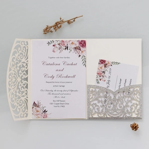 Détail de l'invitation de mariage découpée au laser avec paillettes argentées et fleurs