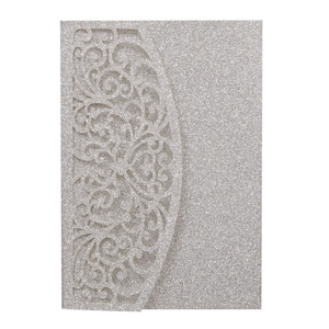 Gros plan sur l'invitation de mariage pailletée argentée avec motif de dentelle laser