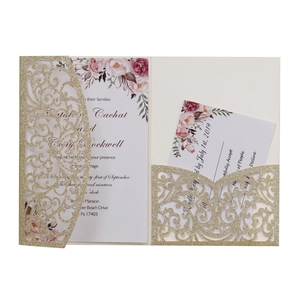 Vue détaillée de l'invitation de mariage dorée découpée au laser avec motifs floraux