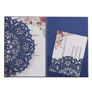 Invito matrimonio blu navy tagliato al laser con inserto floreale e carta RSVP
