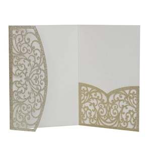 Détails de motifs baroques découpés au laser sur invitation dorée à paillettes