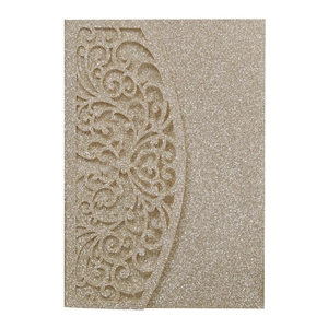 Détail de dentelle découpée au laser sur l'invitation de mariage dorée à paillettes