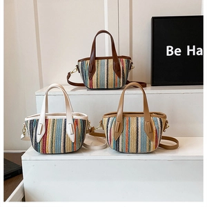 Vue détaillée de sacs cabas en paille tissée avec rayures verticales et anses en cuir
