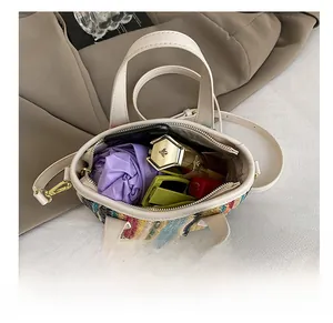 Vue de dessus de l'intérieur du sac tissé montrant la capacité pour cosmétiques et lunettes