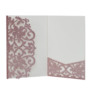 Dettaglio macro dell'invito tagliato al laser con finitura glitter oro rosa