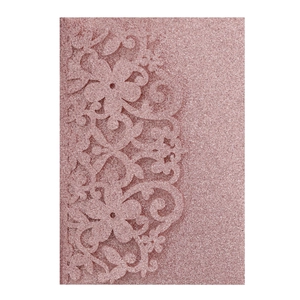 Dettaglio macro di motivi floreali tagliati al laser su invito di nozze glitter oro rosa