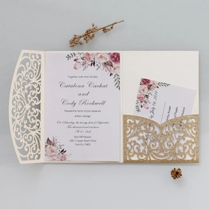 Détail d'invitation de mariage découpée au laser avec paillettes dorées et carte RSVP