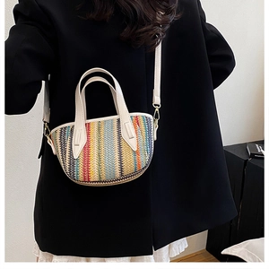 Vue détaillée d'un sac seau tissé à rayures colorées avec des anses en cuir blanc