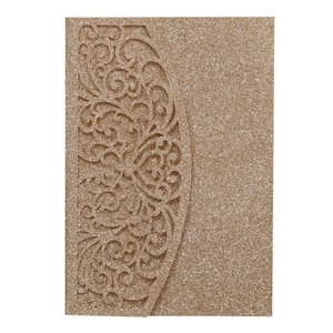 Détail du motif ajouré découpé au laser et paillettes dorées sur carte d'invitation