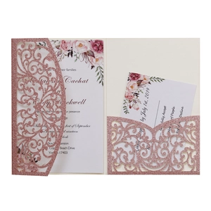 Élégante invitation de mariage découpée au laser en or rose avec carte florale
