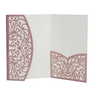 Détail du faire-part de mariage ajouré au laser en paillettes or rose à motifs floraux