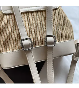 Detail eines gewebten Strohrucksacks mit verstellbaren Trägern aus cremefarbenem Leder