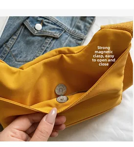 Dettaglio della borsa a tracolla in nylon giallo con chiusura a scatto magnetico