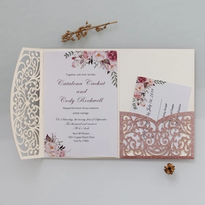 Vue détaillée du faire-part de mariage découpé au laser avec pochette pailletée et carte RSVP
