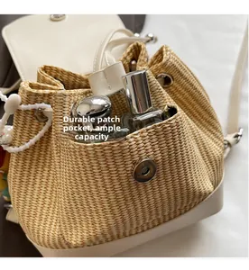Detailansicht des gewebten Eimer-Rucksacks mit magnetischer Tasche und Stauraumkapazität