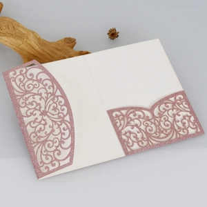 Détail de la pochette d'invitation à paillettes roses découpée au laser pour mariage