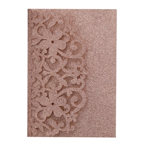 Dettaglio dell'invito di nozze tagliato al laser oro rosa con glitter e fiori eleganti