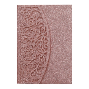 Détail d'invitation de mariage rose gold scintillante avec découpe laser mandala