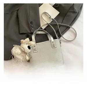 Silberne Mini-Eimertasche mit Metallic-Webmuster und süßem Teddybär-Anhänger