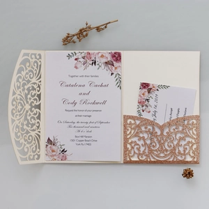 Détails d'invitations de mariage découpées au laser avec pochette pailletée et fleurs