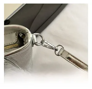 Details des silbernen Karabiners und der Metalltextur einer luxuriösen Umhängetasche