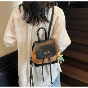 Detailansicht des Mini-Strohrucksacks mit Lederklappe und Acme Girl Logo Schriftzug