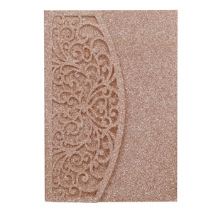 Détails de motifs floraux découpés au laser sur papier pailleté or rose pour invitation