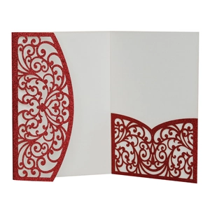 Détail macro du faire-part de mariage rouge scintillant découpé au laser avec fleurs