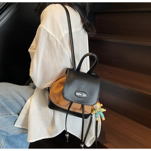 Details des Cord- und Lederrucksacks mit Kordelzugverschluss und Markenlogo