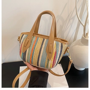Détails du mini sac tissé à rayures colorées avec poignées en cuir marron et boucles dorées