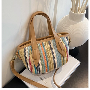 Détail du sac bandoulière tissé coloré avec sangle en similicuir et couture contrastée