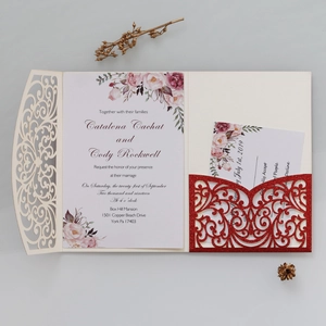 Détail de l'invitation de mariage découpée au laser avec pochette rouge à paillettes