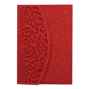 Détail macro du motif floral découpé au laser sur carte d'invitation à paillettes rouges