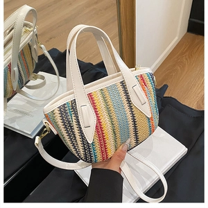 Détail d'un sac cabas tissé coloré avec poignées et bandoulière en cuir blanc chic