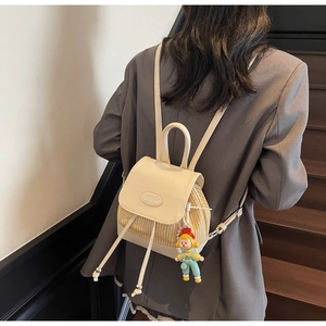 Detailansicht Mini-Rucksack aus Webstoff mit PU-Klappe und Comic-Anhänger