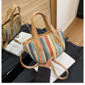 Détail d'un sac tissé coloré avec motif à vagues, anses en cuir et fermeture dorée