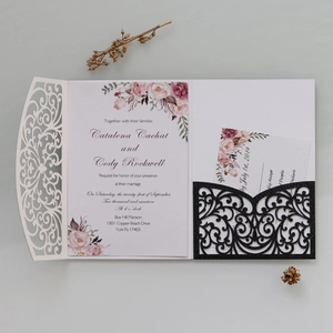 Détails d'invitation de mariage avec découpe laser, motifs floraux et dorures