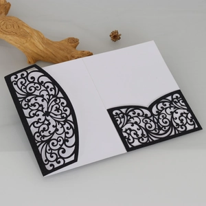 Gros plan de l'invitation de mariage noire découpée au laser avec motifs élégants