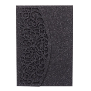 Détail de motif floral découpé au laser sur papier pailleté noir pour faire-part