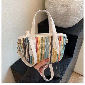 Détail du motif tissé coloré avec sangle en similicuir crème et boucle métallique