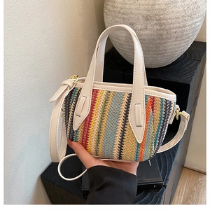 Sac seau tissé arc-en-ciel avec lanières en cuir blanc et détails en métal doré