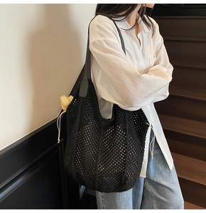 Détails du grand sac cabas noir tissé ajouré avec bandoulière et cordon de serrage blanc