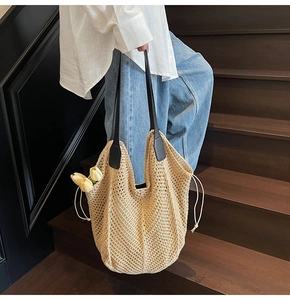 Détail du sac cabas en maille tissée main avec lanières en cuir noir et tulipe