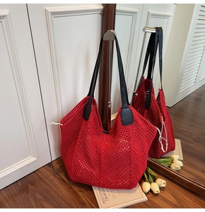 Détails du sac cabas au crochet rouge avec anses en cuir noir et fermeture à cordon