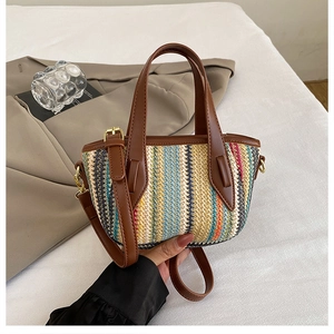 Détail du sac seau tissé multicolore avec texture ondulée et finitions dorées