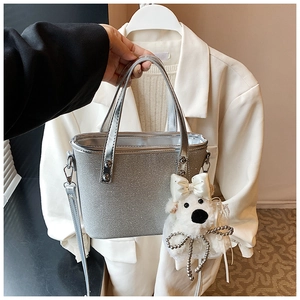 Silberne Pailletten-Eimertasche mit Plüschwelpen-Anhänger und praktischem Schultergurt