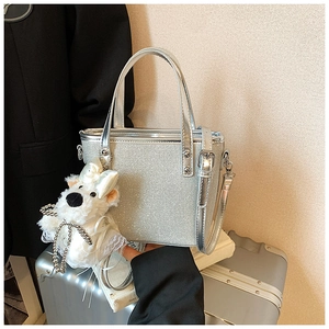 Glitzernde silberne Eimertasche mit Plüschbären-Anhänger und verstellbarem Riemen für Damen